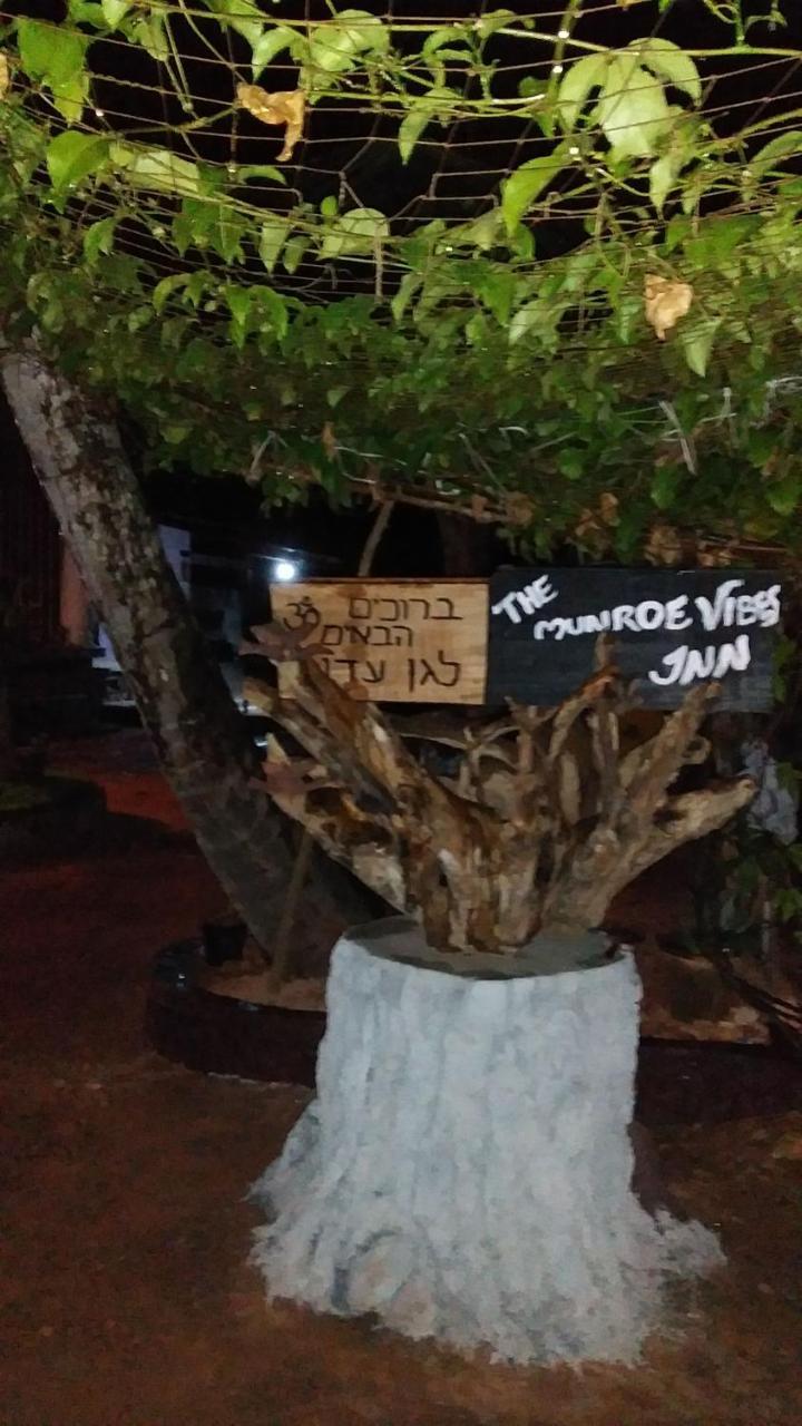 The Munroe Vibes Inn Mundrothuruth 外观 照片